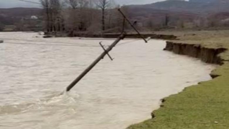 Reshjet intensive shkaktojnë rrëshqitje dherash në Mirditë, problematika edhe me energjinë elektrike