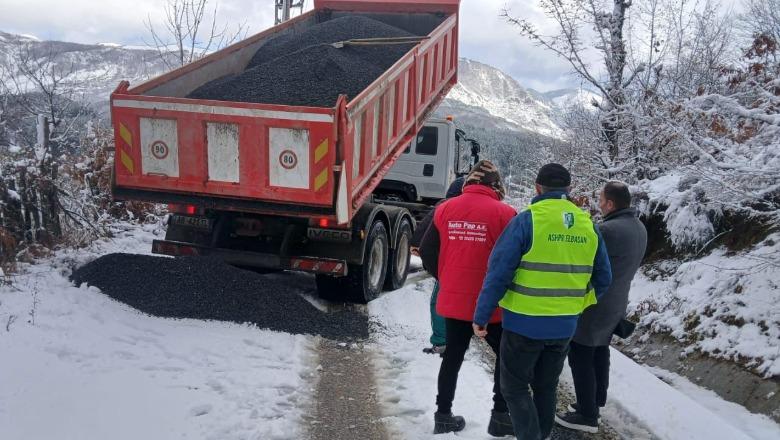 Reshje të dendura dëbore në Elbasan, vështirësohet qarkullimi në disa zona