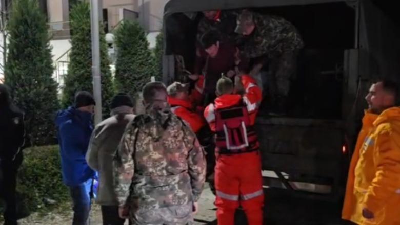 Moti i keq në Fier/ Çahet argjinatura e kanalit të Martinës në Ferras, uji rrezikon banesat, evakuohen banorët