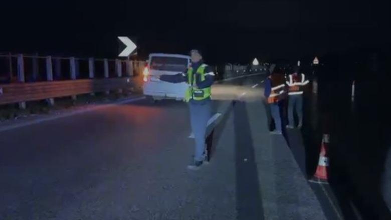 Uji i Lumit Vjosa del në autostradën '100 Vjetori' në Vlorë, devijohet korsia e ngadalësimit të mjeteve