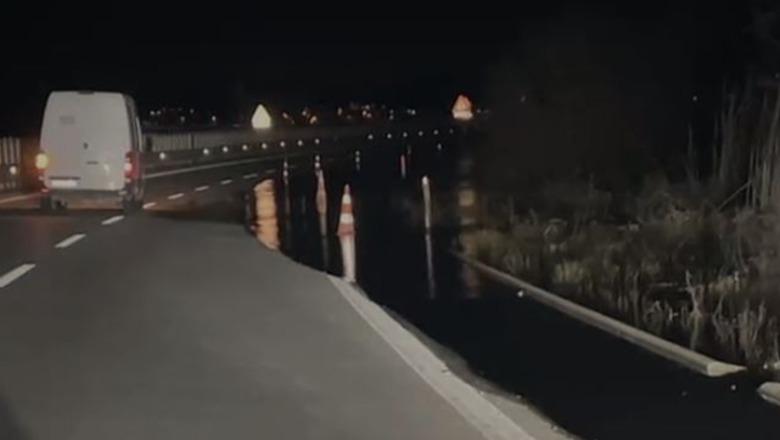 Uji i Vjosës përmbyt një segment të autostradës Vlorë-Levan, qarkullimi i automjeteve i vështirë