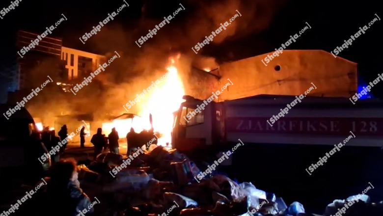Dyshohet se pranë zjarrit masiv ka bombola gazi, evakuime në lagjen 5 Maji në Tiranë! Tregtarët nxjerrin mallrat nga magazinat