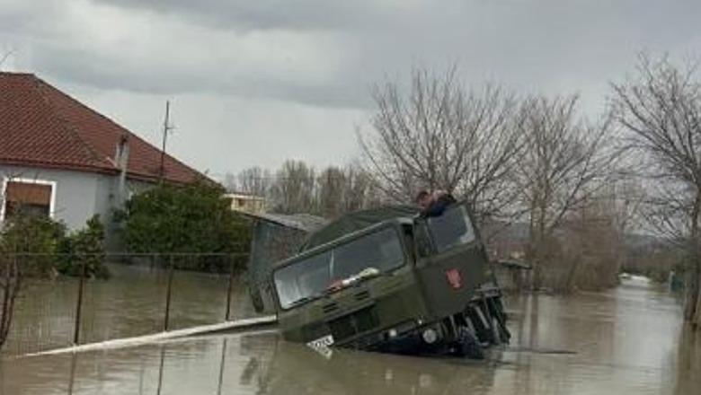 FOTOLAJM/ Moti i keq në Durrës, makina e ushtrisë ngec në ujë