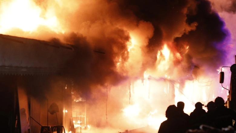Tiranë/ Zjarr masiv në 2 kapanone të tregut të rrobave në lagjen '5 Maji', të paktën 50 subjekte të djegura! Mbi 72 efektivë dhe 13 mjete të shërbimit zjarrfikës vijojnë punën për fikjen (PAMJE ME DRON)