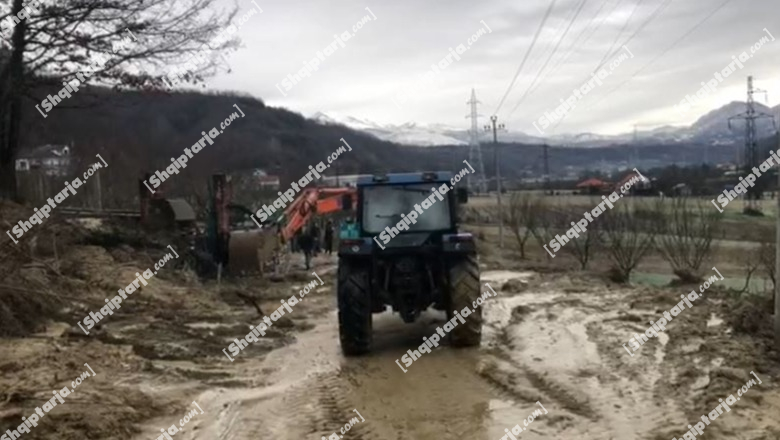 Shembet kanali, bllokohet aksi rrugor Klos-Burrel! Radhë kilometrike automjeteve, mes tyre edhe një ambulancë