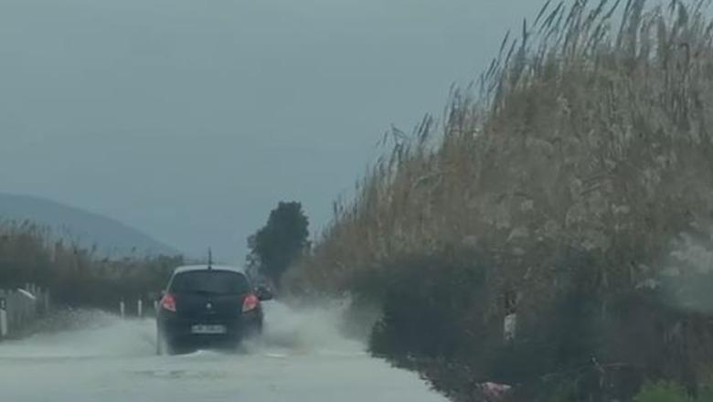 Moti i keq, përmbytet një segment i rrugës Fier-Vlorë në afërsi të fshatit Ferras