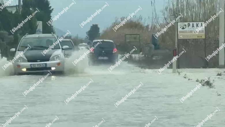 Moti i keq, përmbytet një segment i rrugës Fier-Vlorë në afërsi të fshatit Ferras