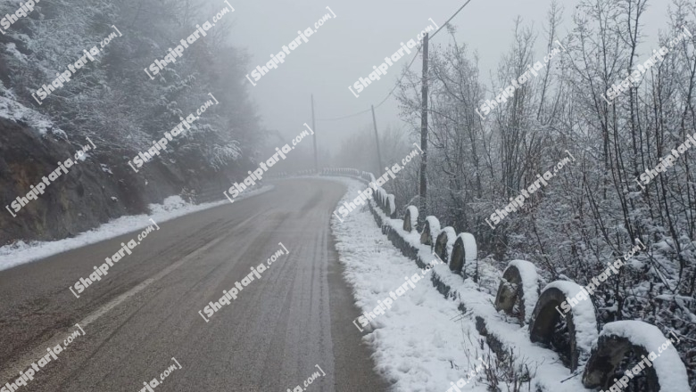 Elbasan/ Disa akse rrugore të kalueshme vetëm me zinxhirë, pezullohet mësimi