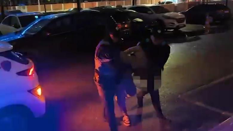 Plagosi me thikë një person, Policia e Tiranës arreston 19-vjeçarin! Ngjarja ndodhi pas një konflikti për motive të dobëta (VIDEO)