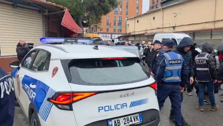 Tensione në tregun e ‘5 Majit’, tregtari përplasje me përgjegjësin e kapanoneve: Je fajtor për flakët! Policia e shoqëron në komisariat