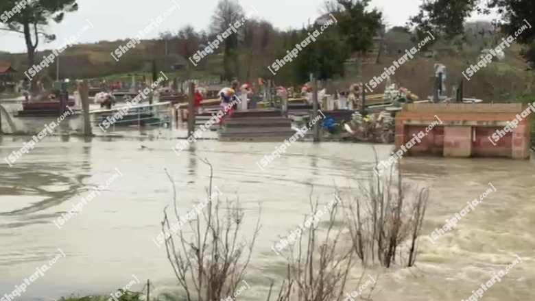 Durrës/ Dalja e lumit Erzen nga shtrati, uji vërshon edhe në varrezat e fshatit Jubë