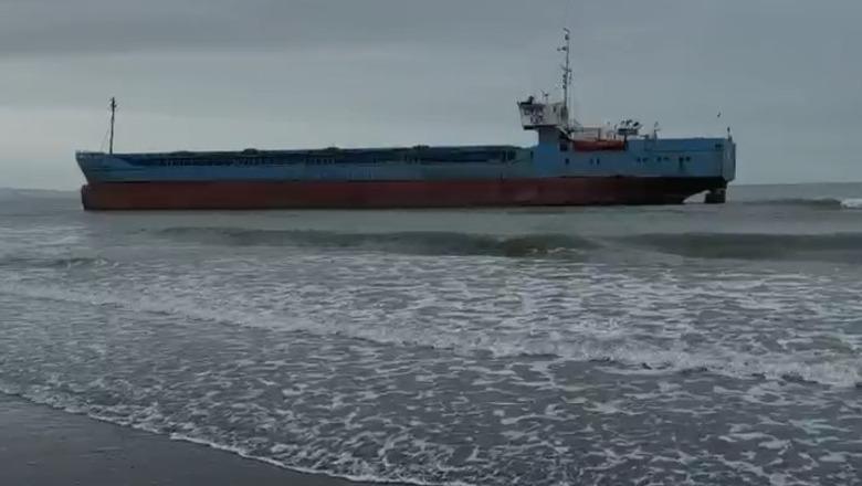 Moti i keq në Lezhë, anija me flamur të Tanzanisë mbetet e bllokuar pranë bregut të Tales