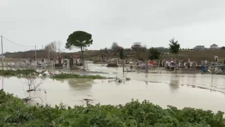  Moti i keq në Vlorë, përmbyten varrezat në fshatin Bishan