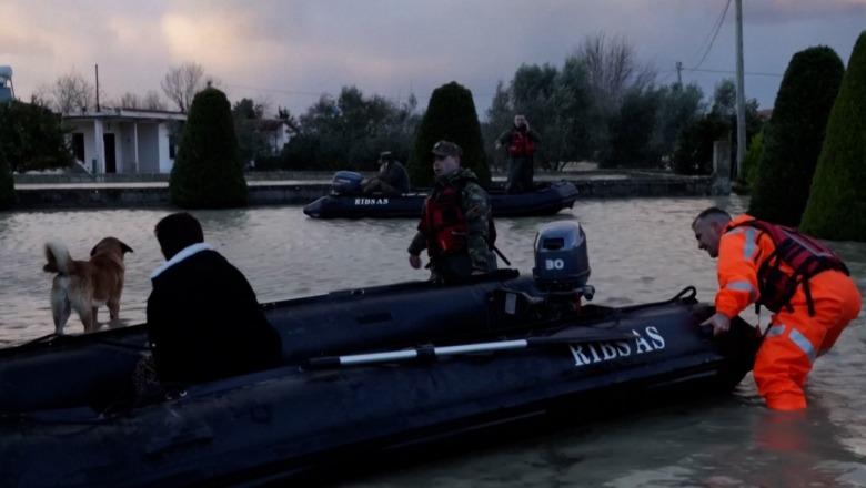 “Në Shqipëri kanë nxjerrë gomonet”, Reuters shkruan për përmbytjet e ditëve të fundit: Vjosa ka dalë nga shtrati, uji ‘ka pushtuar’ banesat