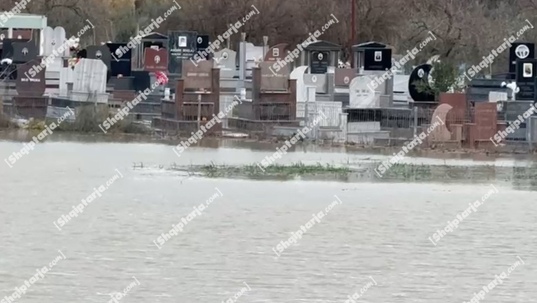  Moti i keq në Vlorë, përmbyten varrezat në fshatin Bishan