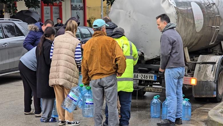 Ndërpritet furnizimi si pasojë e përmbytjeve, Ujësjellës Kanalizime në Fier ofron ujë me autobotë!