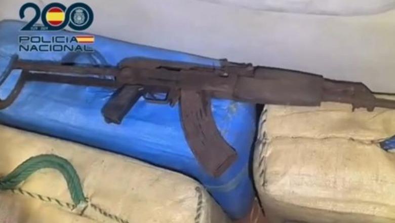 Spanjë/ Po ruanin 1 ton hashash me kallashnikovë, policia arreston dy shqiptarë (VIDEO)
