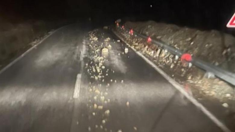 Reshje inertesh, gurësh e prezencë uji, ARRSH: Bllokime në disa akse rrugore, drejtuesit e mjeteve të tregojnë kujdes të shtuar