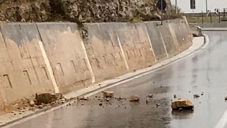 Moti i keq, rrëshqitje dherash dhe gurësh në Kukës! Rrugët nacionale mbeten të kalueshme