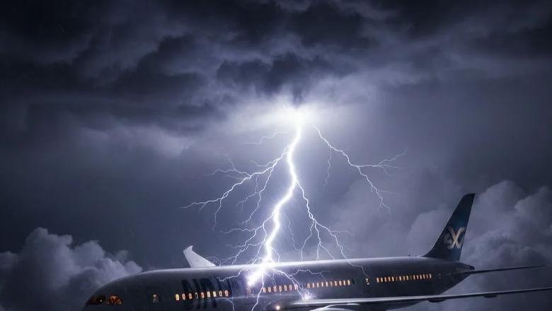 E frikshme/ Rrufeja godet në ajër avionin e ekipit izraelit, gjithçka ndodhi gjatë kthimit nga Madridi
