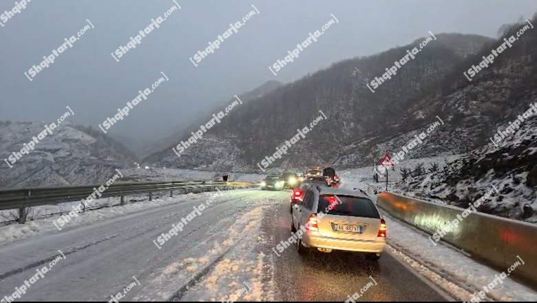 Dibër/ Bllokohet 'Rruga e Arbrit' për shkak të reshjeve të dëborës, mjetet borëpastruese në terren (VIDEO)
