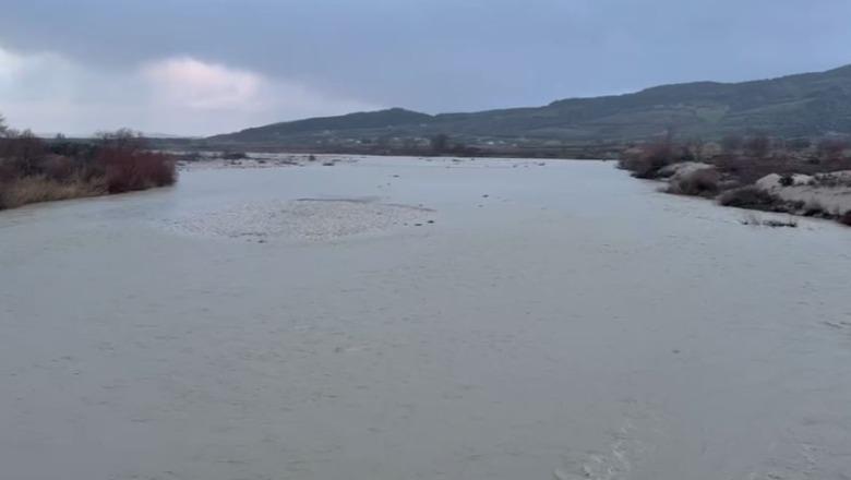 Rritet sërish niveli i ujit në lumin Vjosa, rrezikohet dalja e tij nga shtrati! Shkak prurjet nga zonat e Përmetit dhe Gjirokastrës