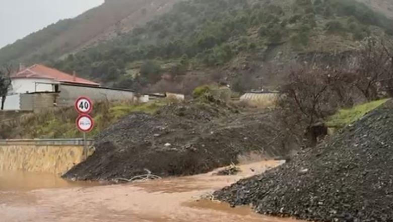 Rrëshqitje dherash në Pogrades/ Evakuohen 5 familje pasi u rrezikohen banesat, strukturat e Emergjencave Civile në terren
