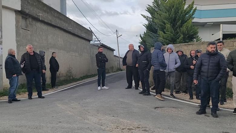 Durrës/ Rruga 'Aristoteli' në Spitallë me kanalizime të bllokuara, banesat përmbyten kur ka reshjeve, banorët ngrihen në protestë