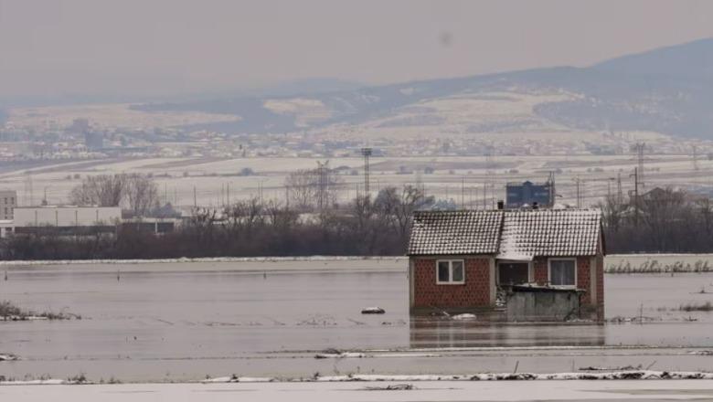Moti i keq në Kosovë/ Vërshime uji në disa rrugë