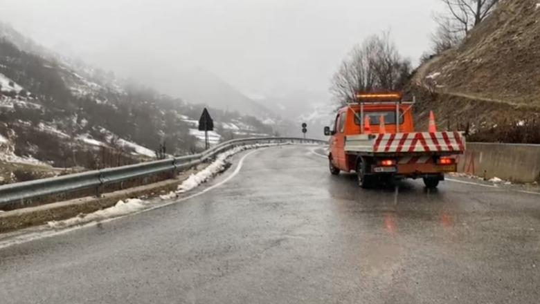 Rikthehen reshjet e dëborës në Rrugën e Kombit, hidhet kripë në të gjithë aksin! Autoritetet apel për përdorim të zinxhirëve