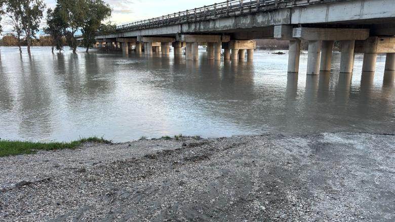Lumi Vjosa del sërish nga shtrati në Urën e Mifolit, rrezik rritjeje të nivelit deri në 9 metra! Prurje me intensitet të lartë