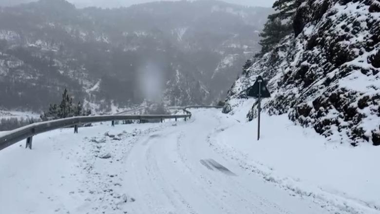 Reshje dëbore në Malësinë e Krujës, bllokohet aksi Krujë-Qafështamë! Izolohen disa fshatra
