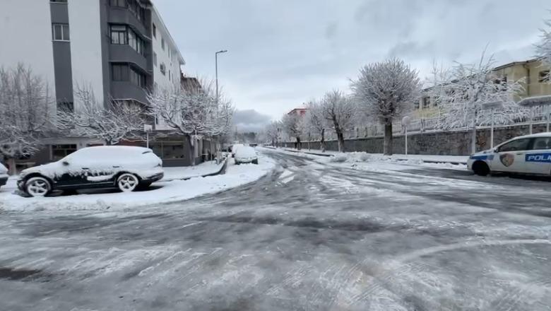 50 centimetra borë në Qafën e Sharrit, bllokohet aksi Fushë-Arrëz-Iballë