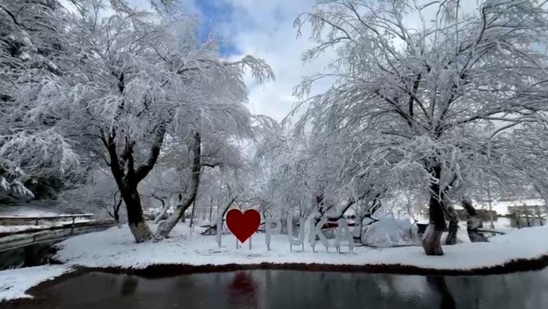 VIDEOLAJM/ Dëbora mbulon qytetin e Pukës, pamje fantastike nga liqeni