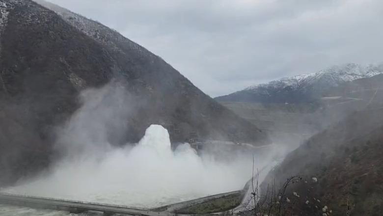 Hidrocentrali i Fierzës pranë kuotës maksimale, nisin shkarkimet e kontrolluara (VIDEO)