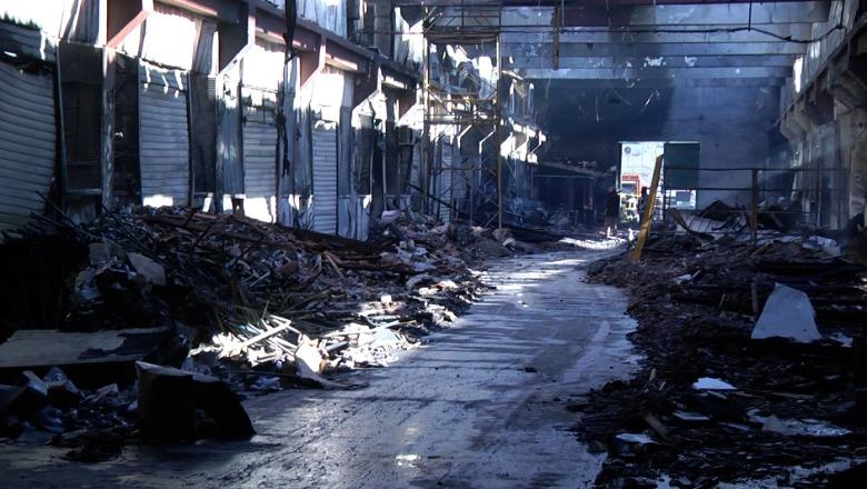 3 ditë pas zjarrit, te ish uzina Dinamo ende tym, në vend të tregtarëve gërmadhat e dëmit kolosal! U privatizua në ‘95-n, sot 122 aksionerë, familja Hysa 75%