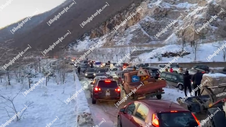 Trafik kilometrik në rrugët e Dajtit të zbardhur nga dëbora, vizitorët kryeqytetas ‘pendohen’ për udhëtimin