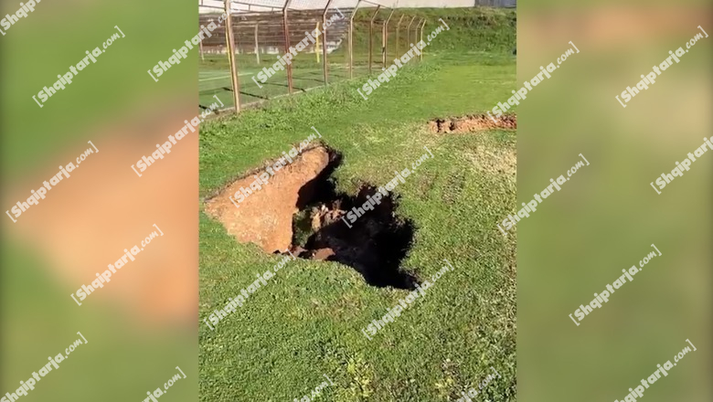 Reshjet e shiut, hapet një gropë e madhe ngjitur me fushën e futbollit në Delvinë