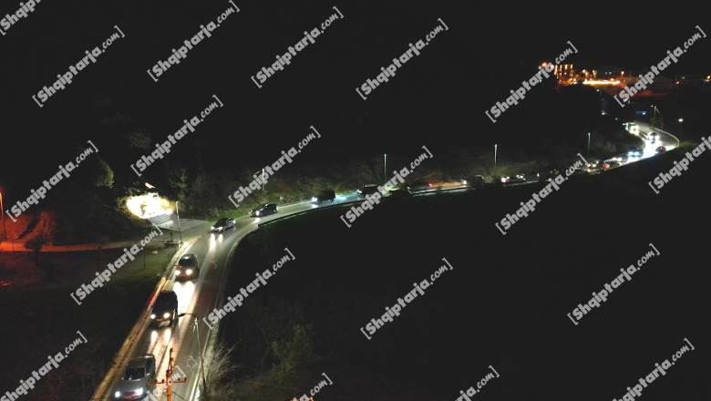 Dyndje vizitorësh në Dajt pas borës, trafiku kilometrik vazhdon edhe në mbrëmje (PAMJE ME DORN)