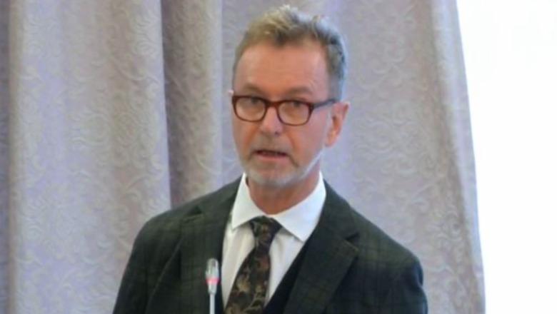 “S’ka kohë për të humbur”- Ambasadori i BE në Shqipëri: Dosjet nëpër gjykata janë stok, të shtohet numri i gjyqtarëve e prokurorëve, si dhe i asistentëve të tyre ligjorë