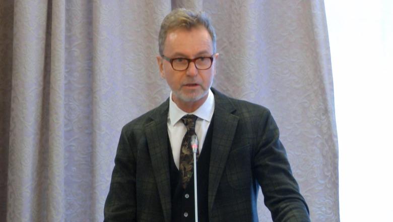 “S’ka kohë për të humbur”- Ambasadori i BE në Shqipëri: Dosjet nëpër gjykata janë stok, të shtohet numri i gjyqtarëve e prokurorëve, si dhe i asistentëve të tyre ligjorë