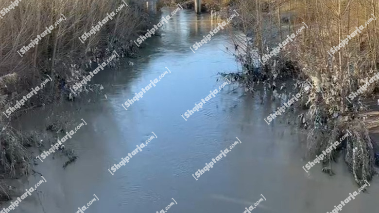 Pas ndalimit të reshjeve të shiut, bie niveli i lumit Ishëm! Uji tërhiqet edhe nga tokat bujqësore