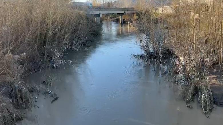 Pas ndalimit të reshjeve të shiut, bie niveli i lumit Ishëm! Uji tërhiqet edhe nga tokat bujqësore