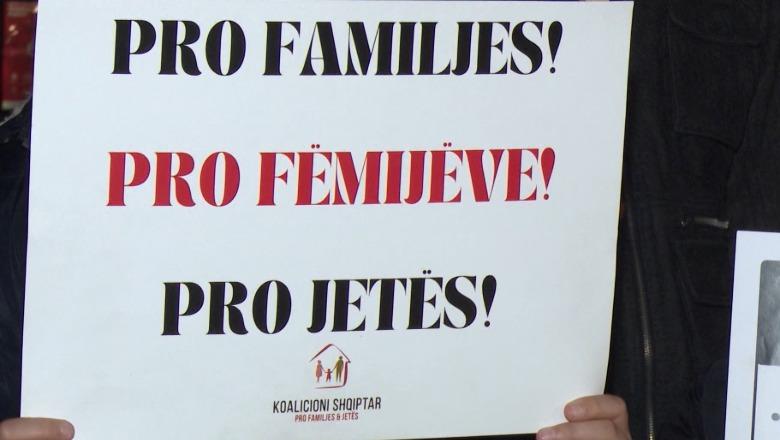 16 aktivistë kërkojnë firmat për 2 referendume: Të shfuqizohet barazia gjinore. 7 pyetje shqiptarëve për edukimin seksual e adoptimin