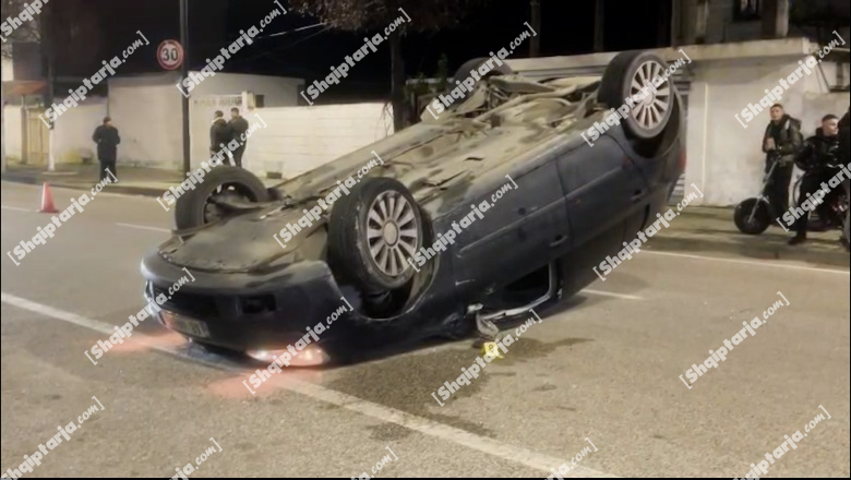 Kavajë/ Humbi kontrollin mbi drejtimin e mjetit dhe goditi 4 automjete të parkuara, plagoset shoferi