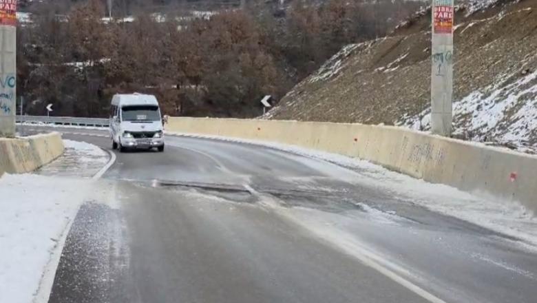 Aksi rrugor Peshkopi-Maqellarë, nën ‘pushtetin’ e ngricave, drejtuesit të ecin me kujdes