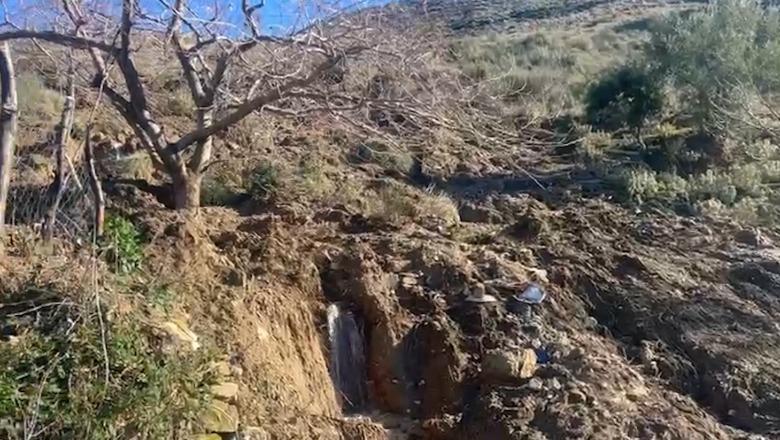 Vlorë/ Rrëshqitje masive e dherave në fshatin Vajzë, në rrezik tre banesa! Janë të pabanuara