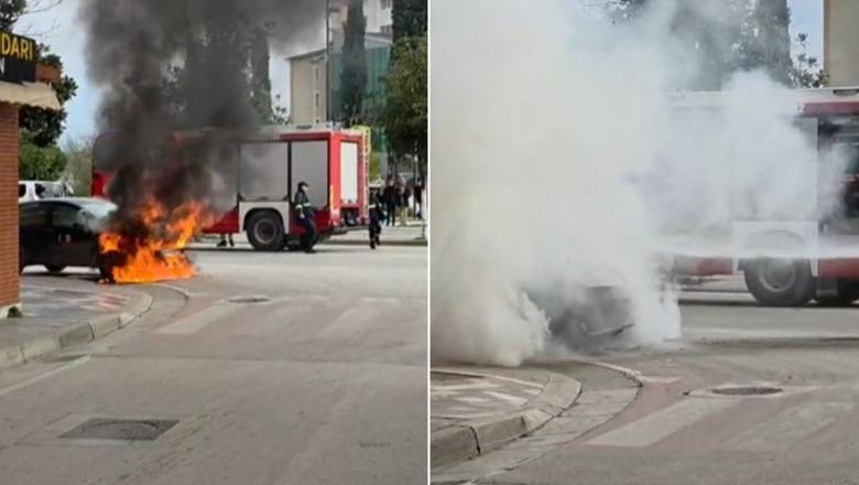 Makina përfshihet nga flakët në qendër të Fierit, shpëton mrekullisht shoferi