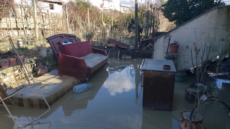 Me baltën në shtëpi pas përmbytjeve, banorët: S’mbeti asgjë! Bashkia Dimal nis vlerësimin e dëmeve pas protestës së tyre 