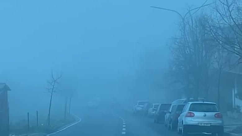 Mjegulla e dendur 'pushton' qytetin e Kukësit, automjetet vështirësi në qarkullim (VIDEO)
